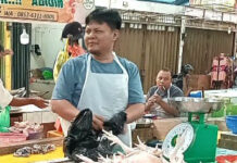 read news – Di Pasar Bincen, Harga Kebutuhan Rumah Tangga Naik David, pedagang telur ayam di Pasar Bintan Centre Batu 9 Tanjungpinang mengatakan, harga telur ayam nomor satu dan dua mengalami kenaikan harga sebesar Rp2 ribu. (Foto : dwi susilo - batamtv.com)