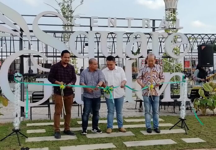 Direktur Marketing & Sales Central Group, Jason (kemeja putih) saat melakukan pengguntingan pita tanda dibukanya Central Square Garden secara resmi, Sabtu (06/0523)  . (Foto : abyaqsa ramadan - batamtv.com)