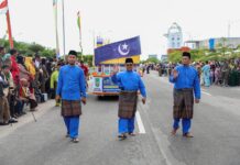read news – Yusfa Hendri Pimpin 400an Kafilah STQH dari Batam Inilah rombongan pawai taaruf Seleksi Tilawatil Qur'an dan Hadits (STQH) X tingkat Provinsi Kepri dari Batam yang mengusung tema Batam Kota Baru. Ketua Kafilah Batam, Yusfa Hendri menyebut , dari Batam ada 400 orang yang ikut pawai ini. (Foto : abdi perdana - batamtv.com)