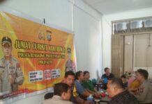 read news – Warga Tanjungbuntung Keluhkan Aksi Pemuda Nongkrong hingga Larut Diskusi dipimpin oleh Wakapolsek Bengkong, Iptu Djulmi Aswirman (kiri) didampingi Pejabat utama jajaran Polsek Bengkong di warung kopi 88 Bengkong, Batam, Kepulauan Riau, pada Jumat (12/5/2023) pagi. (Foto : abyaqsa ramadan - batamtv.com)
