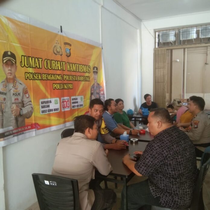 Diskusi  dipimpin oleh Wakapolsek Bengkong, Iptu Djulmi Aswirman (kiri) didampingi Pejabat utama jajaran Polsek Bengkong di warung kopi 88 Bengkong, Batam, Kepulauan Riau, pada Jumat (12/5/2023) pagi. (Foto : abyaqsa ramadan - batamtv.com)