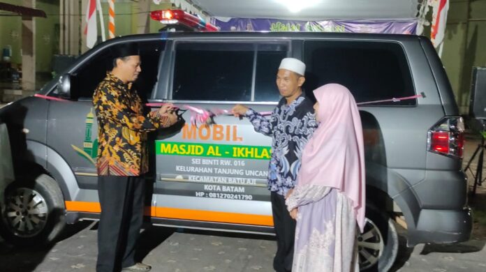 Anggota DPRD Propinsi Kepri Yusuf SMn MM (kiri) saat menyerahkan kunci mobil ambulan kepada Pengurus Masjid Al Ikhlas Tanjunguncang Batuaji. (Foto : muhammad amin - batamtv.com)