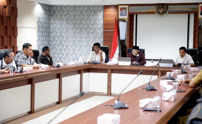 Walikota Batam , HM Rudi saat menerima kedatangan DPRD Kabupaten Karanganyar ke Kota Batam . (Foto : abyaqsa ramadan - batamtv.com)