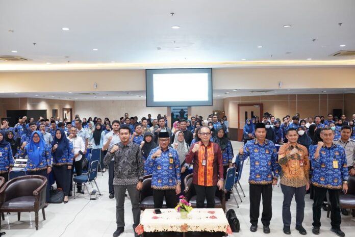 Setdako Batam, Jefridin membuka acara Bimbingan Teknis (Bimtek) Implementasi Aplikasi Pelaporan Peningkatan Penggunaan Produk Dalam Negeri (P3DN). (Foto : abyaqsa ramadan - batamtv.com)