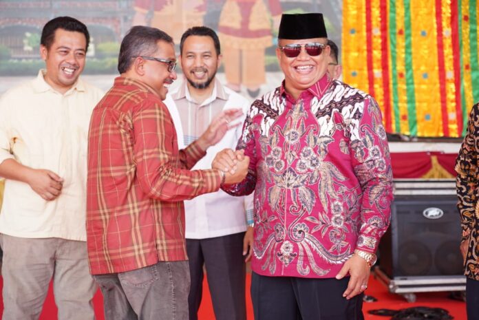 (Foto : abyaqsa ramadan - batamtv.com) Setdako Batam , Jefridin (kemeja merah motif kotak) saat hadir di International Rumah Gadang Expo (IRGE) 2023 digelar di Dataran Engku Putri, Kamis (18/05/2023). IRGE 2023 yang digelar Ikatan Keluarga Sumatera Barat (IKSB) merupakan rangkaian acara pelantikan pengurus IKSB. (Foto : abyaqsa ramadan - batamtv.com)