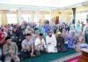 read news – BMKT Sekupang Gelar Halal Bihalal di Masjid Al Hikmah Setdako Batam, Jefridin (ketiga dari kiri) dan Ketua Dewan Pendidikan Kota Batam , Sudirman Dianto di acara Halal bihalal Badan Kontak Majelis Taklim (BKMT) Kecamatan Sekupang di Masjid Al Hikmah Sei Harapan, Kamis (18/05/2023). (Foto : muhammad amin - batamtv.com)