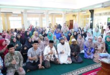 read news – BMKT Sekupang Gelar Halal Bihalal di Masjid Al Hikmah Setdako Batam, Jefridin (ketiga dari kiri) dan Ketua Dewan Pendidikan Kota Batam , Sudirman Dianto di acara Halal bihalal Badan Kontak Majelis Taklim (BKMT) Kecamatan Sekupang di Masjid Al Hikmah Sei Harapan, Kamis (18/05/2023). (Foto : muhammad amin - batamtv.com)