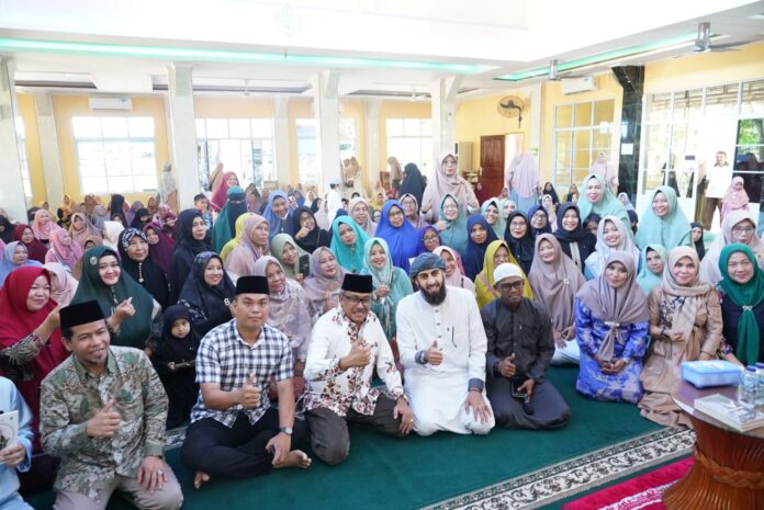 Setdako Batam, Jefridin (ketiga dari kiri) dan Ketua Dewan Pendidikan Kota Batam , Sudirman Dianto di acara Halal bihalal Badan Kontak Majelis Taklim (BKMT) Kecamatan Sekupang  di  Masjid Al Hikmah Sei Harapan, Kamis (18/05/2023). (Foto : muhammad amin - batamtv.com)