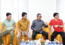 read news – Ekshibisi Tenis Meja APIP Digelar di BPKP Setdako Batam Jefridin (kedua dari kanan) saat melihat langsung Pertandingan Ekshibisi Tenis Meja yang digelar di Kantor Badan Pengawas Keuangan dan Pembangunan (BPKP) Perwakilan Provinsi Kepulauan Riau, Sabtu (20/05/2023) . (Foto : abyaqsa ramadan - batamtv.com)