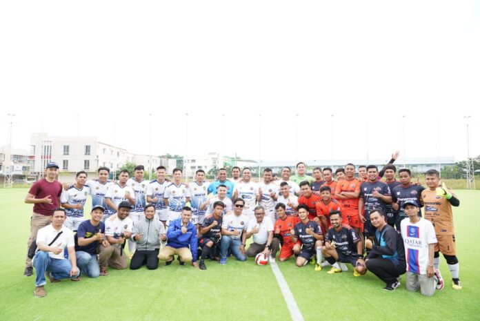 Setdako Batam, Jefridin (tengah) sesaat sebelum melakukan tendangan kick off dalam  Ekshibisi mini soccer antara Predator Ellite Fans Club dengan tim Pemerintah Kota (Pemko) Batam, digelar Sabtu (20/05/2023). Pertandingan  digelar di Lapangan King Mini Soccer Komplek KBC. (Foto : muhammad amin - batamtv.com)