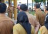 read news – Apel di Kecamatan Sagulung, Jefridin: Rampungkan Verifikasi Data Kemiskinan Ekstrem Setdako Batam Jefridin meminta kepada staf kecamatan segera merampungkan verifikasi data Pensasaran Percepatan Penghapusan Kemiskinan Ekstrem (P3KE) di Kota Batam. Jefridin mengatakan data P3KE Kota Batam desil 1 berjumlah 78.934 jiwa. (Foto : abyaqsa ramadan - batamtv.com - batamtv.com)