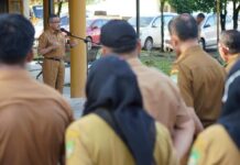 read news – Apel di Kecamatan Sagulung, Jefridin: Rampungkan Verifikasi Data Kemiskinan Ekstrem Setdako Batam Jefridin meminta kepada staf kecamatan segera merampungkan verifikasi data Pensasaran Percepatan Penghapusan Kemiskinan Ekstrem (P3KE) di Kota Batam. Jefridin mengatakan data P3KE Kota Batam desil 1 berjumlah 78.934 jiwa. (Foto : abyaqsa ramadan - batamtv.com - batamtv.com)