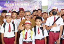 read news – Sepak Takraw Diusulkan Masuk dalam Cabang FLS2N dan O2SN Setdako Batam Jefridin saat berada di peserta Festival dan Lomba Seni Siswa Nasional (FLS2N) Olimpiade Olahraga Siswa Nasional (O2SN) jenjang SD dan SMP Tingkat Kota Batam, Senin (22/05/2023). (Foto : abyaqsa ramadan - batamtv.com)