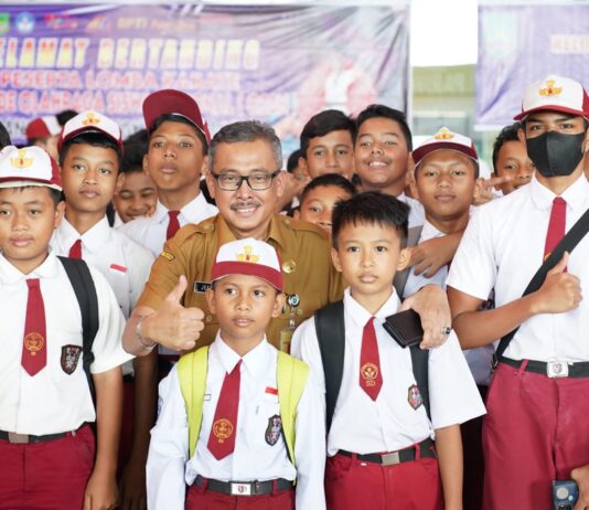 read news – Sepak Takraw Diusulkan Masuk dalam Cabang FLS2N dan O2SN Setdako Batam Jefridin saat berada di peserta Festival dan Lomba Seni Siswa Nasional (FLS2N) Olimpiade Olahraga Siswa Nasional (O2SN) jenjang SD dan SMP Tingkat Kota Batam, Senin (22/05/2023). (Foto : abyaqsa ramadan - batamtv.com)
