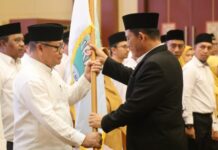 read news – Pengurus ICMI dan IKA UNRI Tanjungpinang-Bintan Dikukuhkan Gubernur Kepri H Ansar Ahmad (kanan) mengukuhkan pengurus Ikatan Cendekiawan Muslim Indonesia (ICMI) dan Ikatan Keluarga Alumni Universitas Negri Riau (IKA UNRI) Tanjungpinang dan Bintan di Aula Wan Seri Beni Dompak, Sabtu (27/5/2023). (Foto : dwi susilo - batamtv.com)