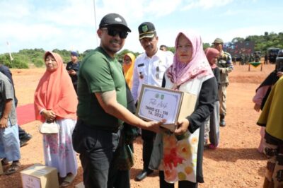 (Foto : muhammad amin - batamtv.com) Ketua DPRD Batam Nuryanto menyerahkan bingkisan saat menghadiri program TMMD dimana salah satu orientasinya untuk kesejahteraan masyarakat. (Foto : muhammad amin - batamtv.com)