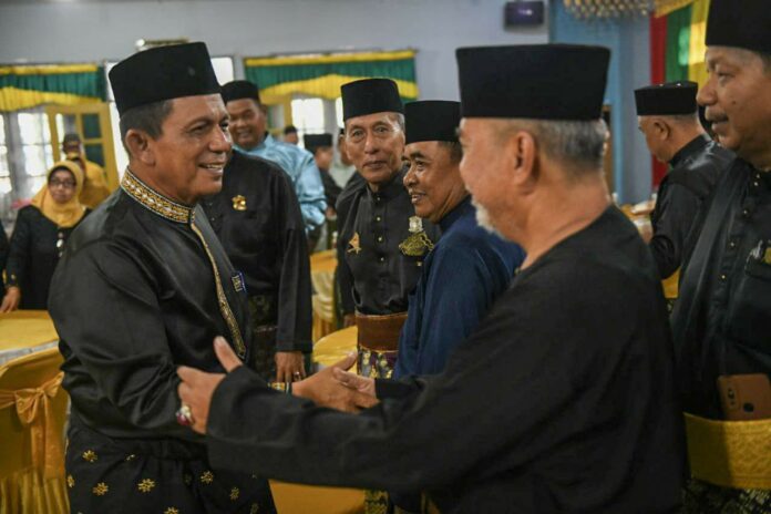 (Foto: dwi susilo - batamtv.com) Gubernur Kepri Ansar Ahmad (kiri) saat menghadiri acara Halal Bihalal yang digelar LAM Kepri (Foto - dwi susilo - batamtv.com)