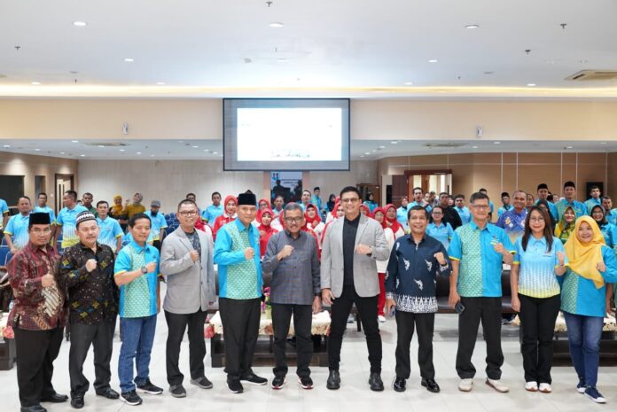 Setdako Batam , Jefridin (tengah) saat berada di pelantikan pengurus Guru Olahraga yang berkumpul dalam IGORNAS. (Foto : abyaqsa ramadan - batamtv.com)