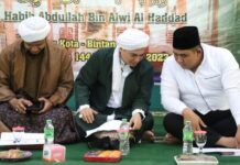 read news – Roby Kurniawan Minta Didoakan oleh Al Habib Muhammad Faiz bin Alwi Al Haddad Bupati Bintan, Roby Kurniawan (kanan) saat menghadiri Haul Akbar ke-312 Shohibul Rotib Imamul Quthbi wal Irsyad digelar di Masjid Raya Nurul Iman Kijang Kota, Minggu (28/5/2023). (Foto : dwi susilo - batamtv.com)