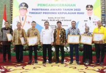 read news – Penganugerahan Paritrana Award 2022 Provinsi Kepri Digelar di Gedung Daerah Gubernur Ansar Ahmad (tengah baju putih) saat menghadiri Penganugerahan Paritrana Award 2022 Provinsi Kepri (Foto : dwi susilo - batamtv.com)