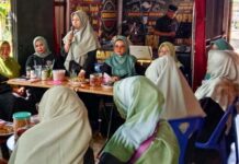 read news – Lomba Perilaku Hidup Bersih dan Sehat, Dasawisma Bintan Juara Ketiga Tim PKK Kelurahan Sei Lekop menggelar syukuran sekaligus halalbihalal di Kedai Kopi Dadang berada di Jalan Nusantara Km 20 Kijang, Bintan, Jumat (11/05). (Foto : abdi perdana - batamtv.com)