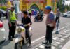 read news – Pelanggar Aturan di Jalan Raya di Karimun, Bakal Ditilang Manual Jajaran Kepolisian Resor Karimun yang memberlakukan Tilang Manual Kabupaten Karimun, Jumat (5/5/2023). Penerapan kembali tilang manual itu berdasarkan Telegram dari Korlantas RI nomor : ST/15/V/HUK.7.1/2023. (Foto : abdi perdana - batamtv.com)