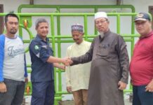 read news – Pengurus Masjid di Karimun Terima Bantuan Perlengkapan Penyembelihan Hewan Kurban Kepala Balaikarya PT Timah Tbk Endy Rahdiandi dan Kepala Keteknikan PT Timah Tbk Unit Kundur Reza Ferdian Zein kepada Pengurus Masjid Nurul Jami H. Suhaidi (kanan), Sabtu (27/5/2023). (Foto : abdi perdana - batamtv.com)