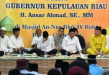read news – Warga di Masjid An Nur Blok 4 Baloi Lubuk Baja Berhalal Bihalal dengan Gubernur Kepri Gubernur Kepri Ansar Ahmad (kedua dari kanan, baju koko putih) bersilaturahmi dengan jamaah Masjid An Nur Blok 4 Baloi Lubuk Baja Kota Batam Rabu (17/5) malam dalam dalam acara Halalbihalal. (Foto : muhammad amin - batamtv.com)