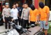 read news – Motor Dua Remaja di Tanjungpinang Dirampas Dua orang tersangak berinisial JDT (20) dan MSD (19) diamankan 3 Mei 2023 lalu. Keduanya memperdaya korban dengan salah satu pelaku mengaku ngaku sebagai anggota TNI. (Foto : dwi susiilo - batamtv.com)