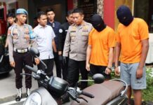 read news – Motor Dua Remaja di Tanjungpinang Dirampas Dua orang tersangak berinisial JDT (20) dan MSD (19) diamankan 3 Mei 2023 lalu. Keduanya memperdaya korban dengan salah satu pelaku mengaku ngaku sebagai anggota TNI. (Foto : dwi susiilo - batamtv.com)