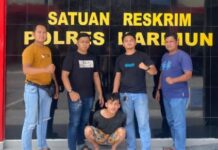 read news – Pelaku Pencurian di Karimun Dibekuk Polisi Tersangka pencurian berinisial R.a (duduk) diamankan di kos-kosan kawasan Jalan Pelipit, Kelurahan Sungai Lakam Barat. Dia diduga sebagao\ai pelaku pencurian satu unit handphone milik korbannya di Kairmun (Foto : abdi perdana - batamtv.com)