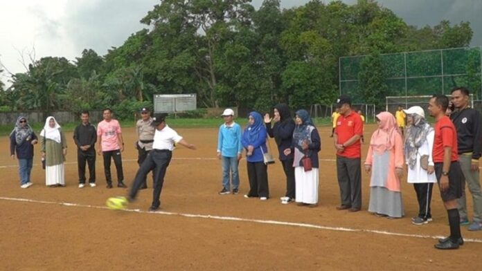 Kadispora Tanjungpinang H Efendi melakukan tendangan pertama saat membuka GSI 2023 tingkat kecamatan se-Kota Tanjungpinang di lapangan sepak bola Hang Lekir, Tanjungpinang Timur, Minggu (28/5/2023) (Foto : dwi susilo - batamtv.com)