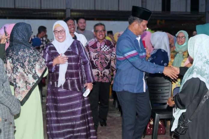 (Foto muhammad amin - batamrv.com - batamtv.com) Wagub Kepri Marlin Agustina Rudi saat berhalal bihalal bersama warga Seibeduk di Buana Garden. (Foto muhammad amin - batamrv.com - batamtv.com)