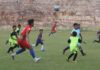 read news – Pemain Timna U 22 Ramadhan Sananta Bermain Football Ceria di Dompak Muhammad Ramadhan Sananta (kaus merah) , striker Timnas U-22 Indonesia saat menghadapi seratus siswa SSB dalam pertandingan persahabatan di stadion Sri Tri Buana Dompak, Sabtu (27/5/2023) petang. (Foto : dwi susilo - batamtv.com)