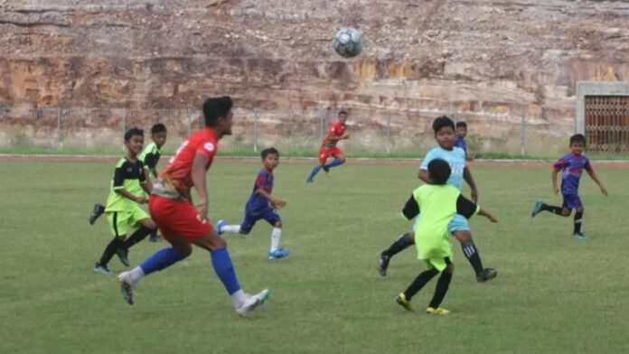 Muhammad Ramadhan Sananta (kaus merah) , striker Timnas U-22 Indonesia saat menghadapi seratus siswa SSB dalam pertandingan persahabatan di stadion Sri Tri Buana Dompak, Sabtu (27/5/2023) petang. (Foto : dwi susilo - batamtv.com)