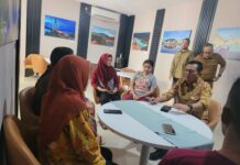 read news – Keberadaan Rumah Singgah, Ansar Ingin Warga Kepri Terlayani Gubernur Kepri Ansar Ahmad (kanan, kemeja cokelat) menjelaskan bahwa rumah singgah dibangun khusus untuk masyarakat Kepri yang mendapatkan rujukan berobat di Jakarta diharapkan masyarakat tidak perlu khawatir akan tempat tinggal selama menjalani perawatan di Jakarta. (Foto : dwi susilo - batamtv.com)