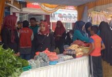 read news – Warga Karimun Serbu Pasar Murah Inilah suasana pasar murah yang disiapkan Badan Pangan Nasional bekerjasama dengan Dinas Pangan dan Pertanian Kabupaten Karimun, Provinsi Kepulauan Riau menggelar Pasar Murah di Halaman Karimun Centre Jalan A Yani Kolong, Senin (26/6/2023). (Foto : abdi perdana - batamtv.com)
