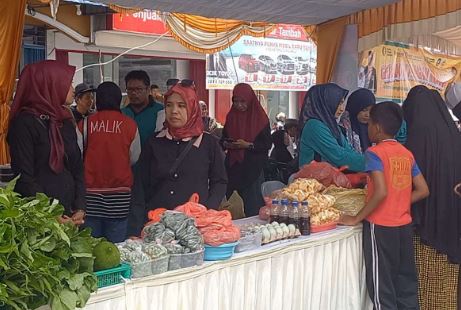 (Foto : abdi perdana - batamtv.com) Inilah suasana pasar murah yang disiapkan Badan Pangan Nasional bekerjasama dengan Dinas Pangan dan Pertanian Kabupaten Karimun, Provinsi Kepulauan Riau menggelar Pasar Murah di Halaman Karimun Centre Jalan A Yani Kolong, Senin (26/6/2023). (Foto : abdi perdana - batamtv.com)