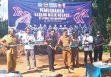 read news – Barang Hasil Penindakan Kepabeanan dan Cukai Tanjungpinang Dimusnahkan Kepala Kantor Bea Cukai Tanjungpinang Tri Hartana (tengah baju biru donker) saat Bea Cukai Tanjungpinang melakukan pemusnahan atas barang yang menjadi milik negara selama tahun 2021 hingga 2023. (Foto : dwi susilo - batamtv.com)