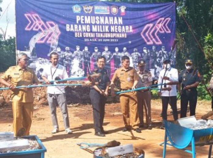 Kepala Kantor Bea Cukai Tanjungpinang Tri Hartana (tengah baju biru donker) saat Bea Cukai Tanjungpinang melakukan pemusnahan atas barang yang menjadi milik negara selama tahun 2021 hingga 2023. (Foto : dwi susilo - batamtv.com)