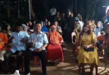 read news – Tan A Tie Gelar Reses DPRD Kota Batam di Tiga Kelurahan di Lubuk Baja Anggota DPRD Kota Batam dari Fraksi PSI-Demokrat, Tan A Tie (ketiga dari kiri) saat bersama warga yang menyampaikan semua usulan dan aspirasinya saat reses berlangsung. (Foto : abyaqsa ramadan - batamtv.com)