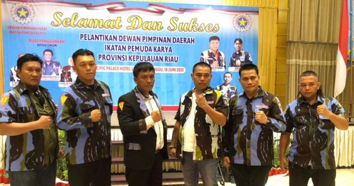 Budi Bakti Purba (ketiga dari kiri) dilantik sebagai Ketua Dewan Pimpinan Daerah (DPD) Ikatan Pemuda Karya (IPK) Provinsi Kepulauan Riau  Periode 2023-2027 di Pasific Place Hotel Batam, Minggu (18/06/2023).  (Foto : abyaqsa ramadan - batamtv.com)