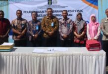 read news – Terus Menumpuk, Ribuan Arsip Fisik Keimigrasian Dimusnahkan Kepala Kantor Imigrasi Kelas II TPI Tanjungbalai Karimun Zulmanur Arif (keempat dari kiri)dan jajaran Pejabat Imigrasi Karimun melaksanakan pemusnahan puluhan ribu arsip subtantif Keimigrasian, Kamis (15/6/2023). (Foto : abdi perdana - batamtv.com)