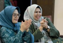 read news – Pertemuan Bersama Kader PKK Kota Batam Bahas Penanganan Stunting Ketua TP-PKK Provinsi Kepulauan Riau Hj. Dewi Kumalasari Ansar (kanan) saat membuka pertemuan bersama kader PKK Kota Batam guna membahas tentang penanganan stunting di Hotel Sahid Batam Center, Selasa (30/5/2023). (Foto : abyaqsa ramadan - batamtv.com)