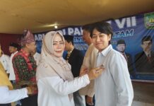 read news – Pengurus DPD PANI Kota Batam Dilantik Ketua DPW PANI Propinsi Kepri menyematkan PIN PANI kepada Perwakilan dari Polresta Barelang, Ipda Uji. (Foto : abyaqsa ramadan - batamtv.com)