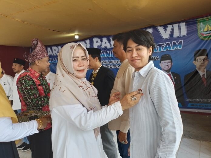 (Foto : abyaqsa ramadan - batamtv.com) Ketua DPW PANI Propinsi Kepri menyematkan PIN PANI kepada Perwakilan dari Polresta Barelang, Ipda Uji. (Foto : abyaqsa ramadan - batamtv.com)