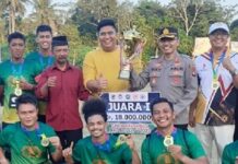 read news – Juara Bintan Bukit Batu Cup 2023 Polres Bintan Tim sepak bola Polres Bintan akhirnya berhasil menjuarai setelah menang tipis saat mengalahkan Excheel FC, Kamis (22/6/2023). Bupati Bintan Roby Kurniawan (baju kuning) berharap kemenangan ini menjadi dapat membangkitkan ekonomi rakyat, setelah memasuki masa endemi. (Foto : abdi perdana - batamtv.com)
