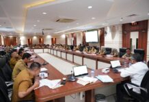 read news – Jefridin Pimpin Rapat Rapat Evaluasi Hasil Verifikasi dan Validasi Data P3KE Setdako Batam, Jefridin (kemeja putih , kanan) memimpin Rapat evaluasi hasil verifikasi dan validasi data P3KE (Percepatan Penghapusan Kemiskinan Ekstrem) dilakukan Sekretaris Daerah Kota Batam, bersama seluruh Lurah se-Kota Batam. (Foto : abyaqsa ramadan - batamtv.com)
