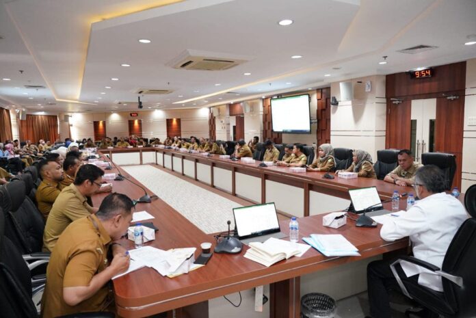 (Foto : abyaqsa ramadan - batamtv.com) Setdako Batam, Jefridin (kemeja putih , kanan) memimpin Rapat evaluasi hasil verifikasi dan validasi data P3KE (Percepatan Penghapusan Kemiskinan Ekstrem) dilakukan Sekretaris Daerah Kota Batam, bersama seluruh Lurah se-Kota Batam. (Foto : abyaqsa ramadan - batamtv.com)