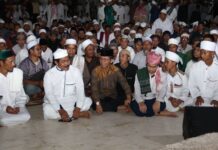 read news Amsakar Achmad Hadiri Tabligh Akbar di Masjid Sultan Wakil Walikota Batam, Amsakar Achmad (tengah batik cokelat panjang) saat menghadiri acara Tabligh Akbar di Masjid Sultan Mahmud Riayat Syah Tanjunguncang, Batuaji, Sabtu (10/6/2023). (Foto : abyaqsa ramadan - batamtv.com)